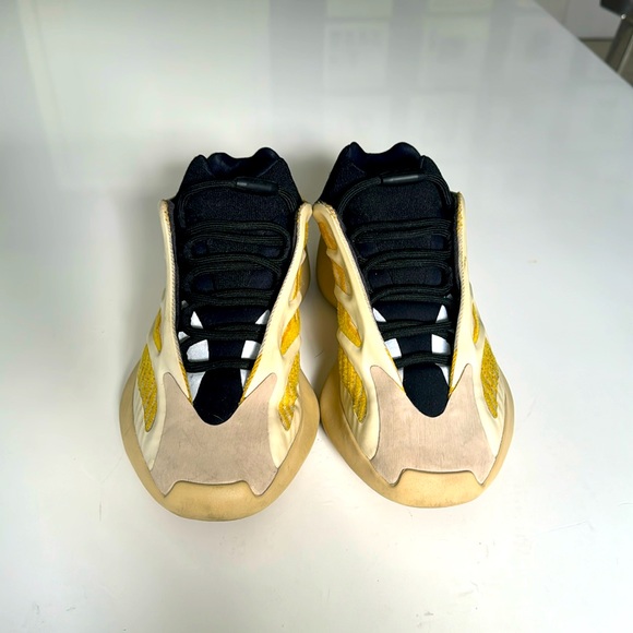 Yeezy 700 V3 'Mono Safflower' - Picture 2 of 8